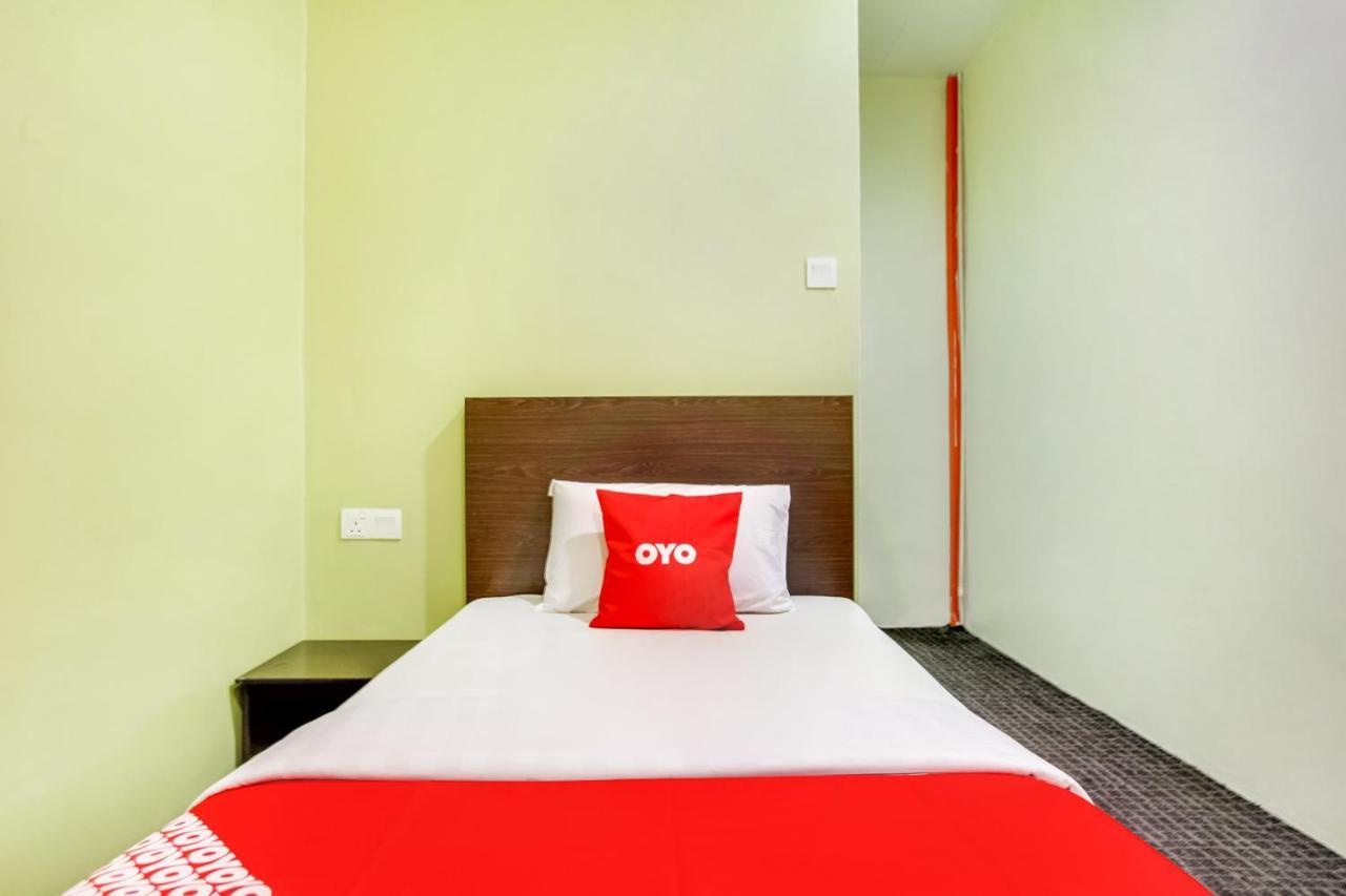 Oyo 89652 P Line Hotel Джохор Бахру Екстериор снимка